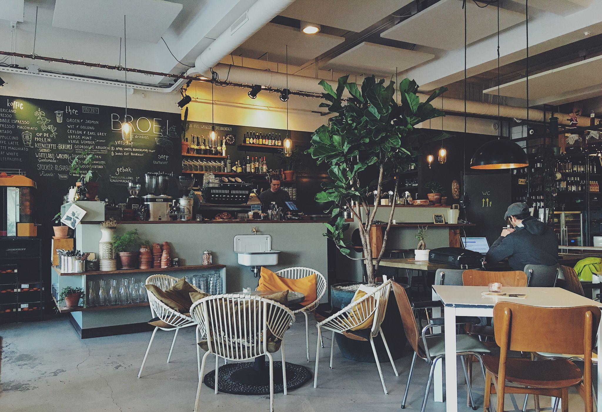 difference between a restaurant and a cafe